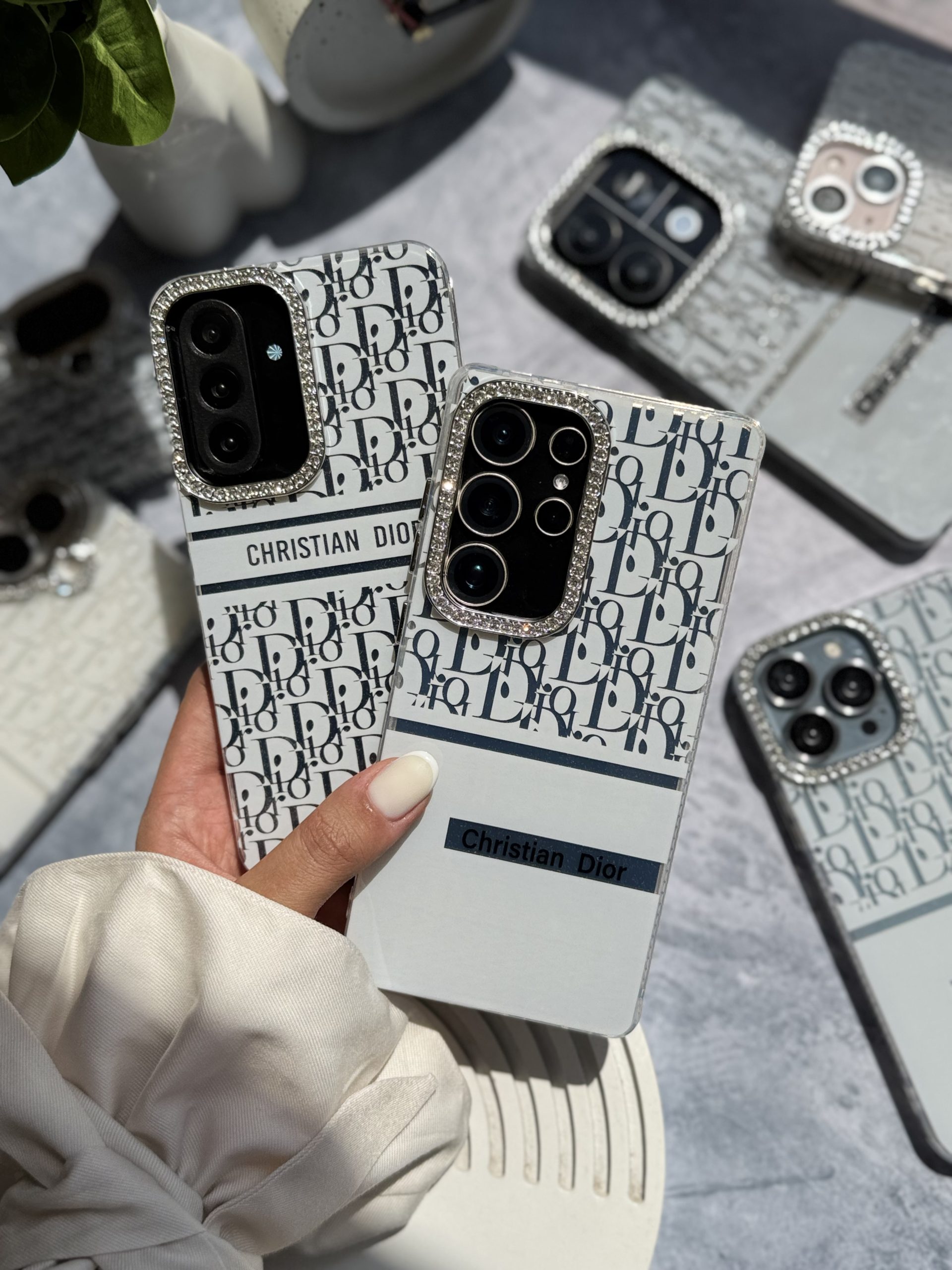 قاب White Christian Dior دور لنز نگین سامسونگ و شیائومی (کدC2076) - تصویر 2